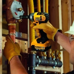 DeWalt DCF880M2 аккумуляторный гайковерт (2 x 4 Ач, ЗУ)