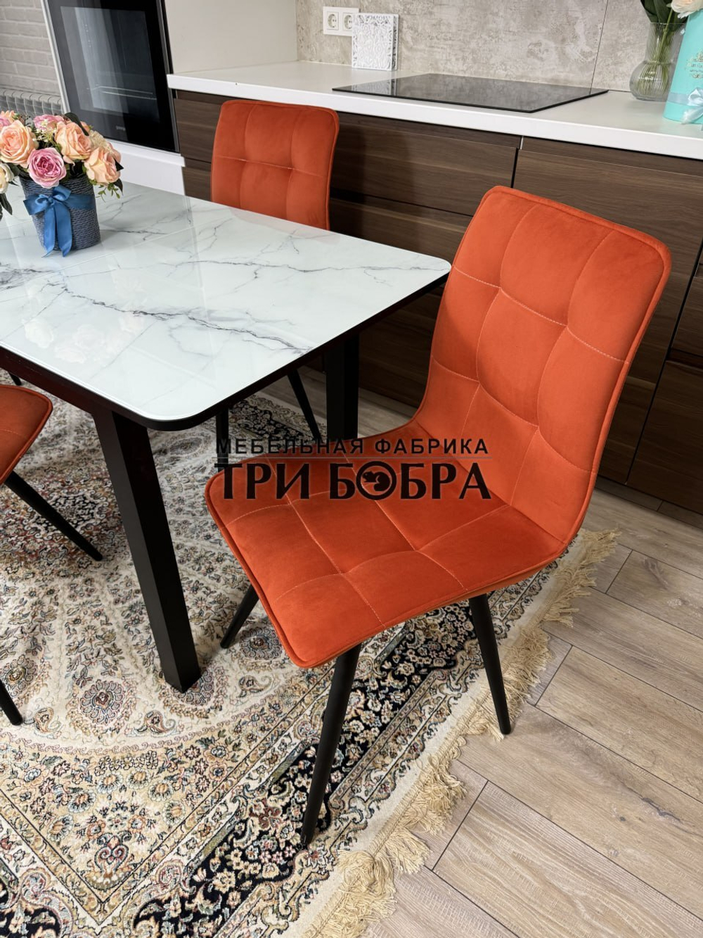 Стеклянный раздвижной стол "Итальянский мрамор" и стулья "ГУЧИ" оранжевый