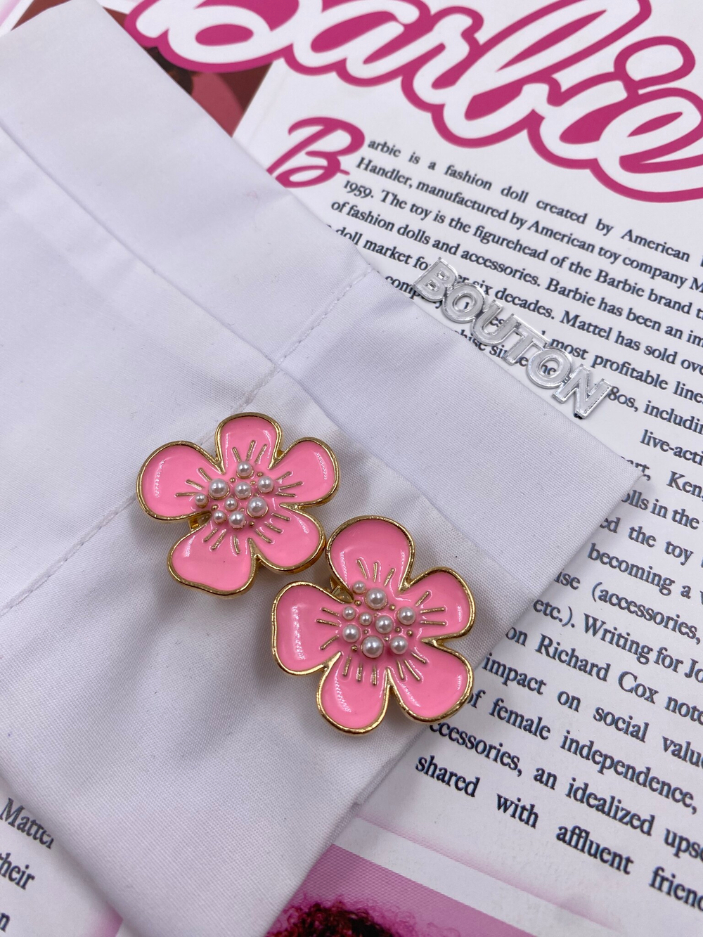 Накладка на пуговицу золотистая с ярко розовой эмалью в форме цветка с жемчугом (клипса)