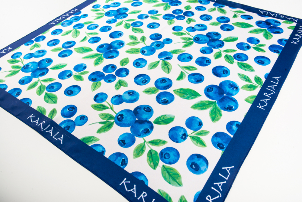 Шейный платок «Карельская черника», 70×70 см