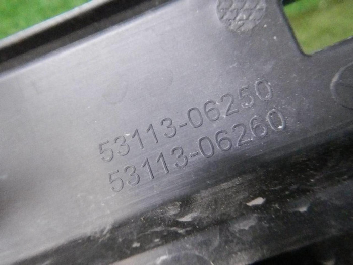 Решетка переднего бампера Toyota Camry XV70 (2020-н.в.)