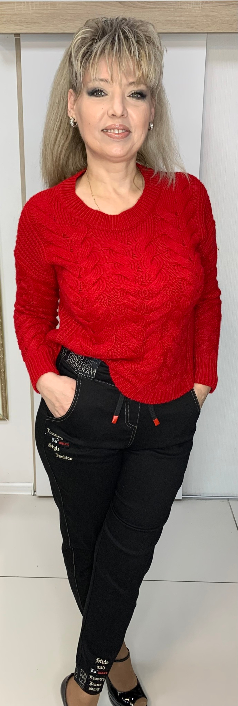 Красный джемпер в"косах"