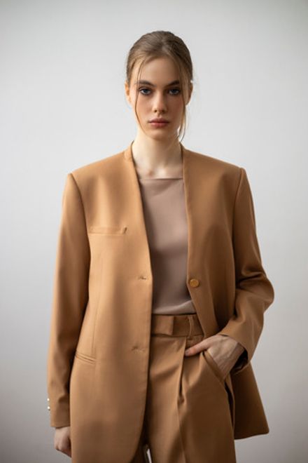 Пиджак без лацканов бежевый
