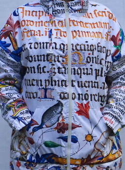 Куртка-ветровка "Манускрипт", по мотивам средневековых буквиц и иллюстраций из Бревиария короля Мартина Арагонского