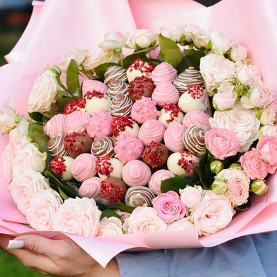 Букет из клубники в шоколаде «Нежность » и кустовой розой