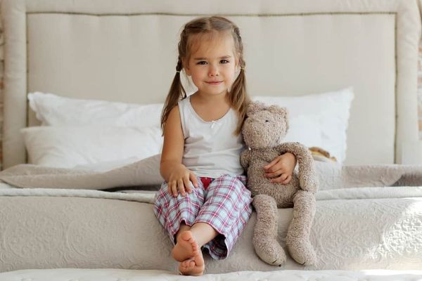 Нужны ли детям детские пижамы: рекомендации по выбору комплекта для девочек