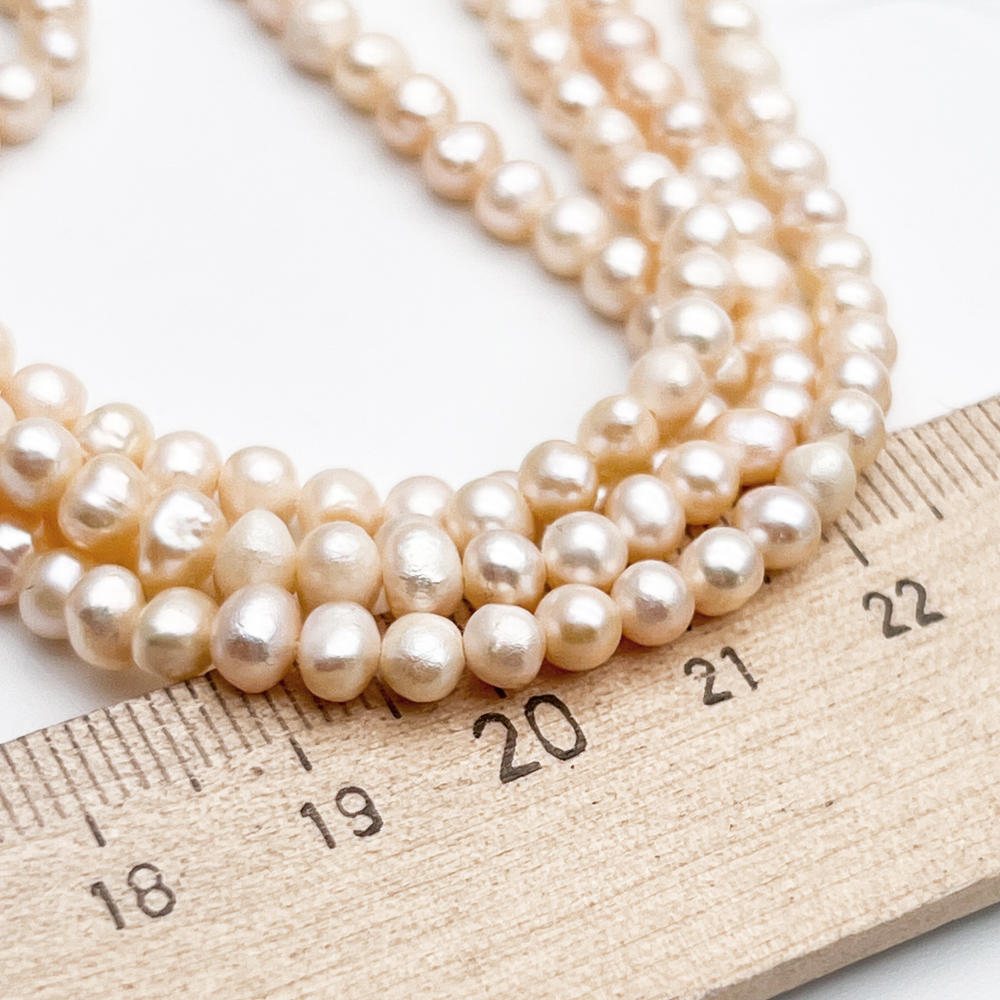 Жемчуг, цвет персиковый, размер около 4,5 мм, цена за нить 36 см