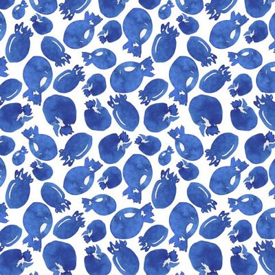 Синий узор из ботанических элементов на белом фоне