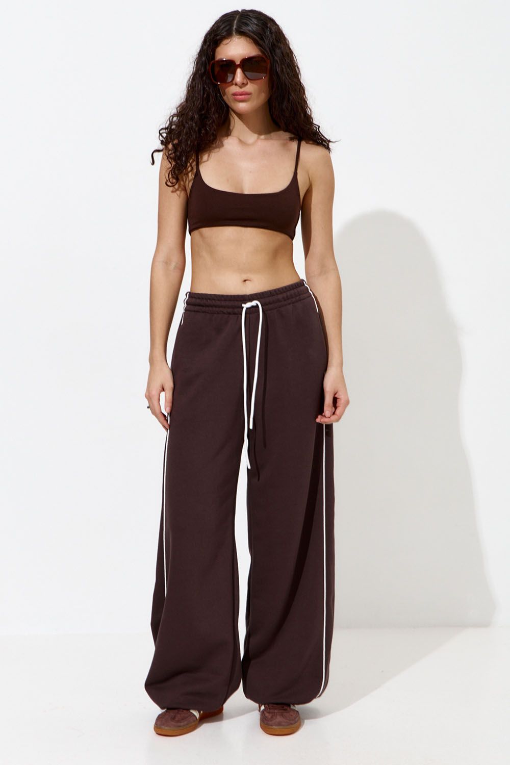 Широкие джоггеры с кантом цвета шоколад