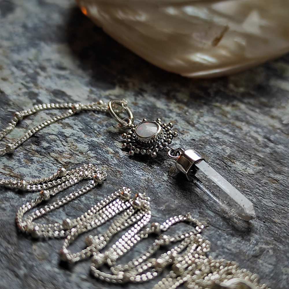 Подвеска ПРАНА  с цепочкой, серебро/молочный опал/горный хрусталь