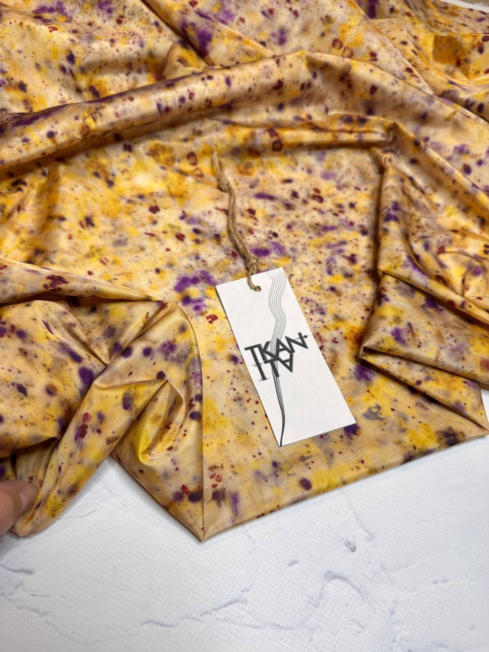 Курточно-плащевая принтованная ткань без пропитки (Altuzarra, 100%полиэстер, Нежно-желтый фон с бежевым/фиолетовые брызги звездного неба, 150, 89 гр/м2)