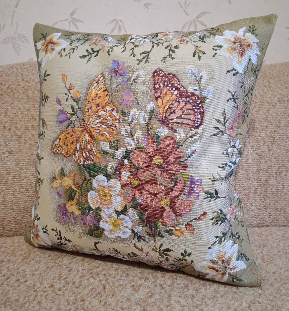 Декоративный гобеленовый чехол Пестрые бабочки 47х47