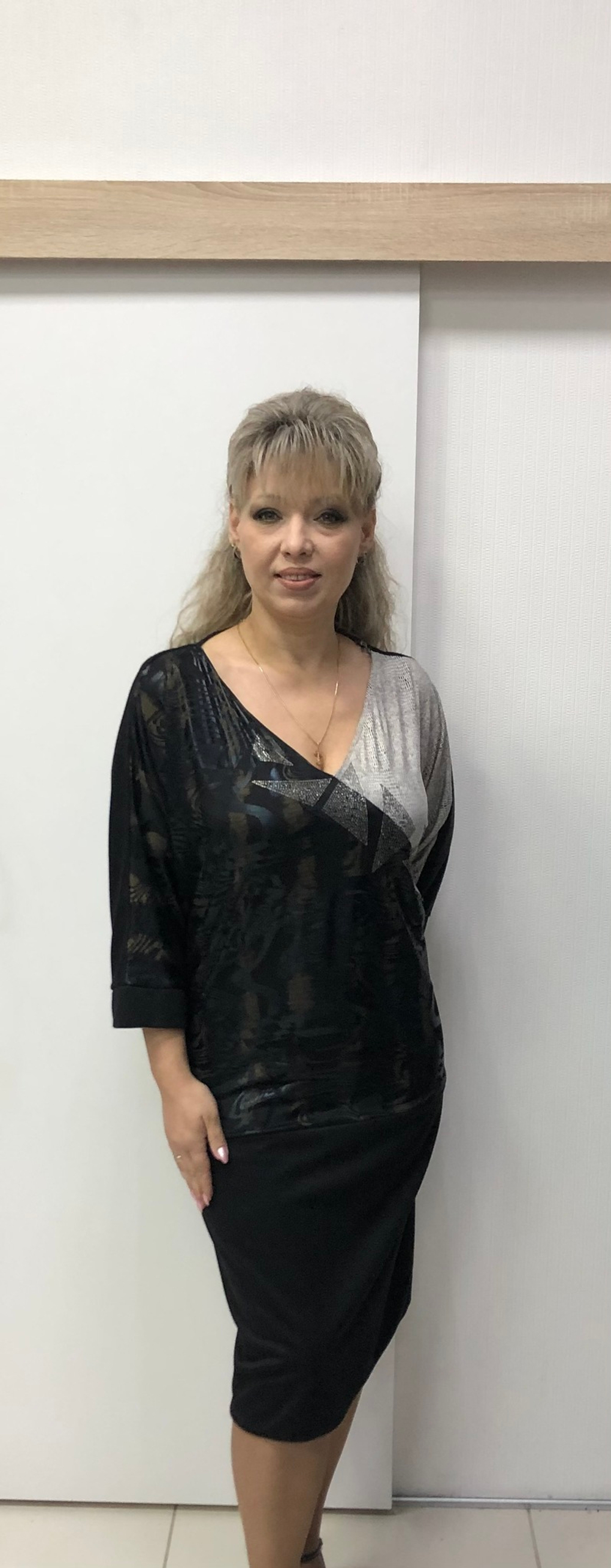 Деловое нарядное платье с приталенной лицевой вставкой