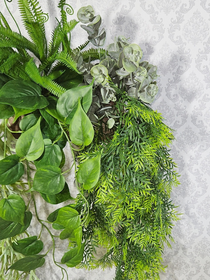 Искусственная зелень с папоротником в деревянном настенном кашпо