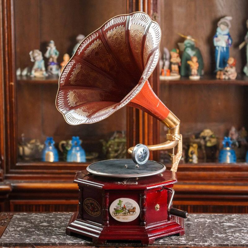Настольный граммофон в классическом стиле