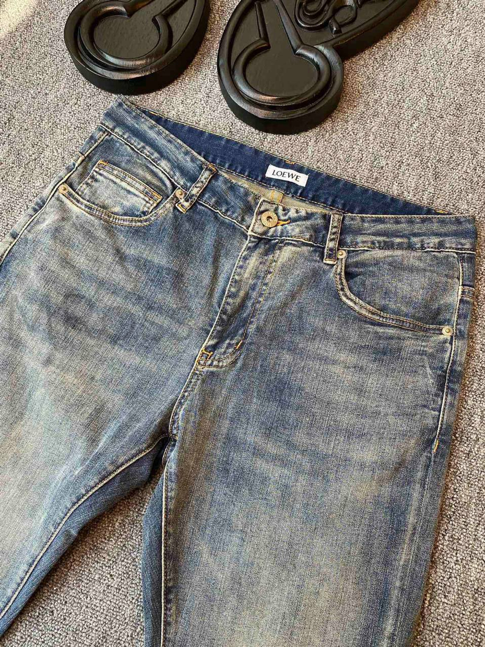 Мужские джинсы Loewe с вышивкой на заднем кармане