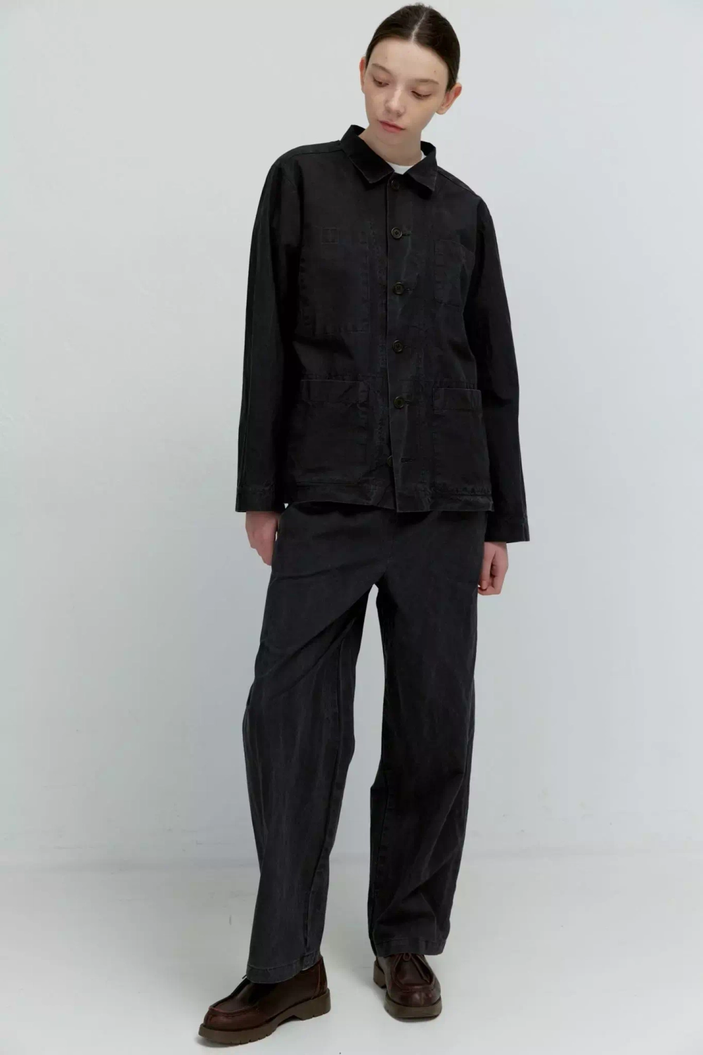 Верхняя мужская рубашка с карманами из черного вареного хлопка