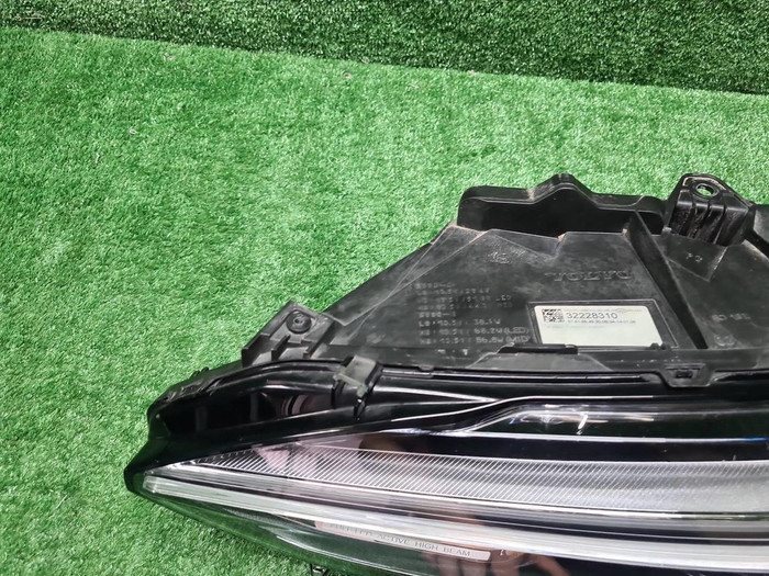 Фара левая Volvo S90 (2016-2020) LED