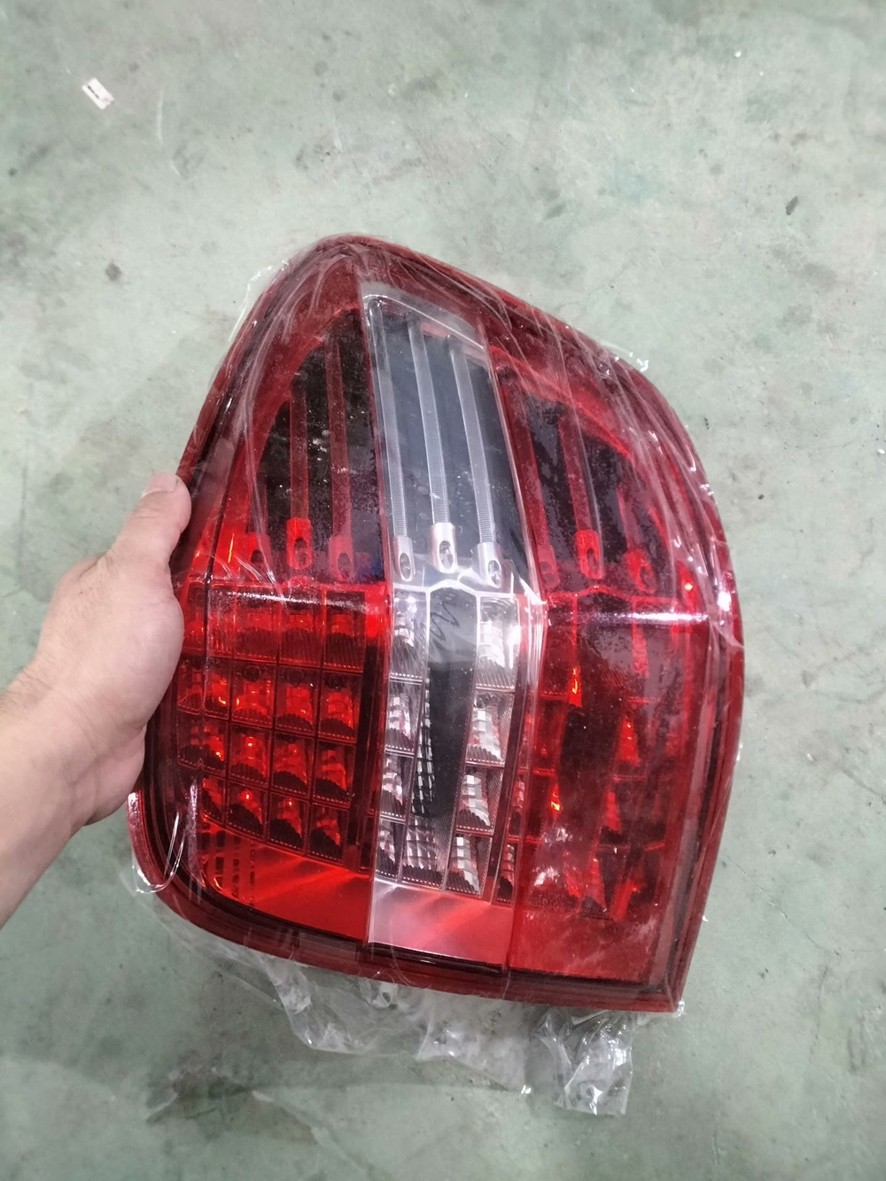 Задний фонарь (левый/правый) Mercedes-Benz ML350/ML320/ML300 оригинал