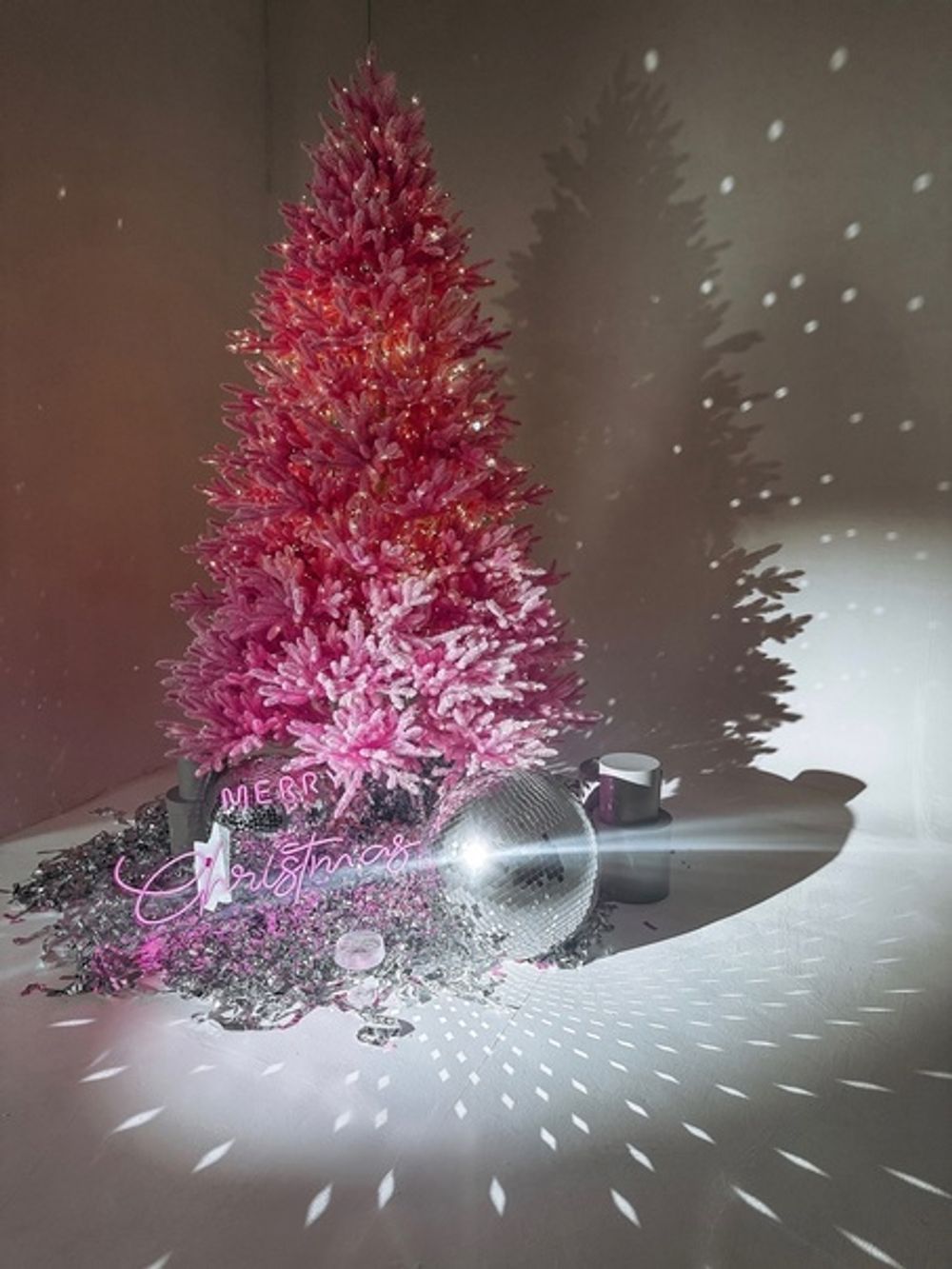 Заснеженная розовая елка «Фэнтези» (Литая хвоя) 270 см / 2,7 м