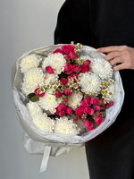 Букет из кустовой пионовидной розы, хризантемы и ромашки