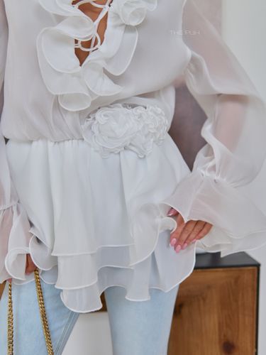 Белое шифоновое платье-блузка с брошами