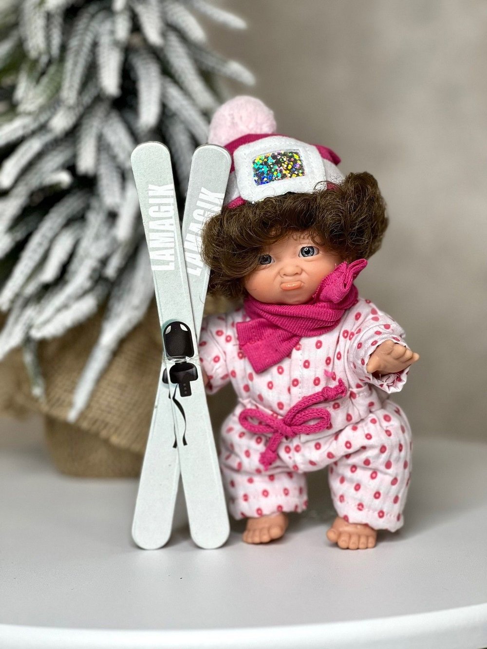 Кукла LAMAGIK виниловая 18см Gestitos Esquiador  (504A1)