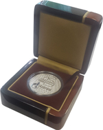 Деревянный футляр под одну монету с внутренним ложементом.