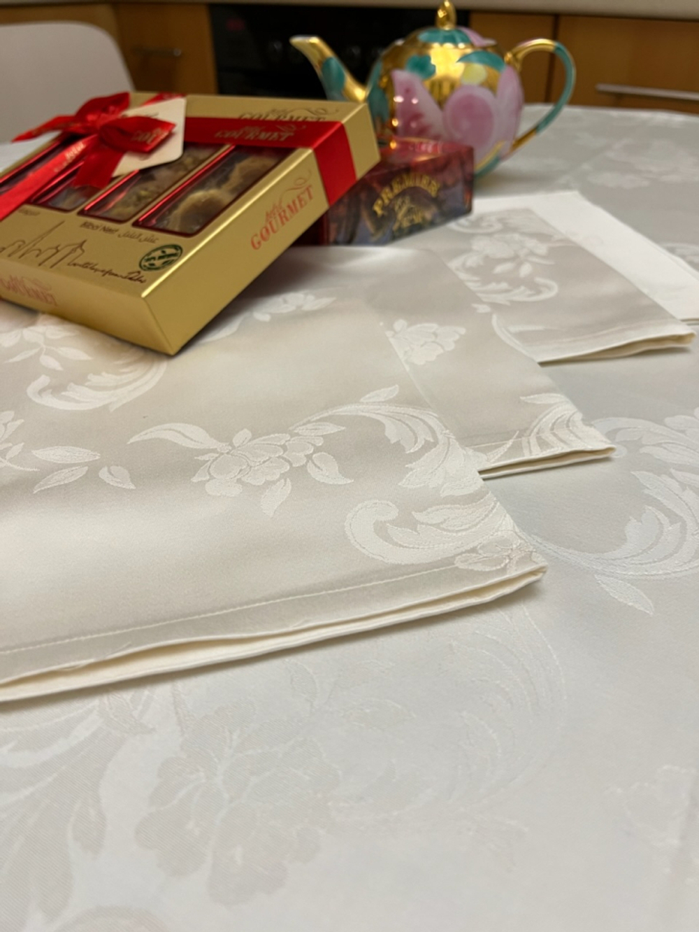 Скатерть круглая 220см и 12 салфеток Palombella Svezia сливочного цвета