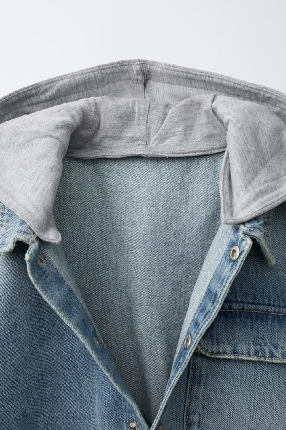 ZARA ДЖИНСОВАЯ КУРТКА-РУБАШКА СО СЪЕМНЫМ КАПЮШОНОМ, ВЫЦВЕТШИЙ СИНИЙ