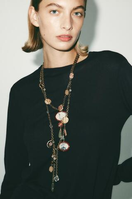ZARA НАБОР ИЗ 2 ОЖЕРЕЛИЙ С ЦЕПОЧКАМИ И ШАРМАМИ ИЗ СМОЛЫ, ЗОЛОТИСТЫЙ