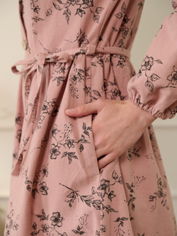 Платье с воротником стойкой