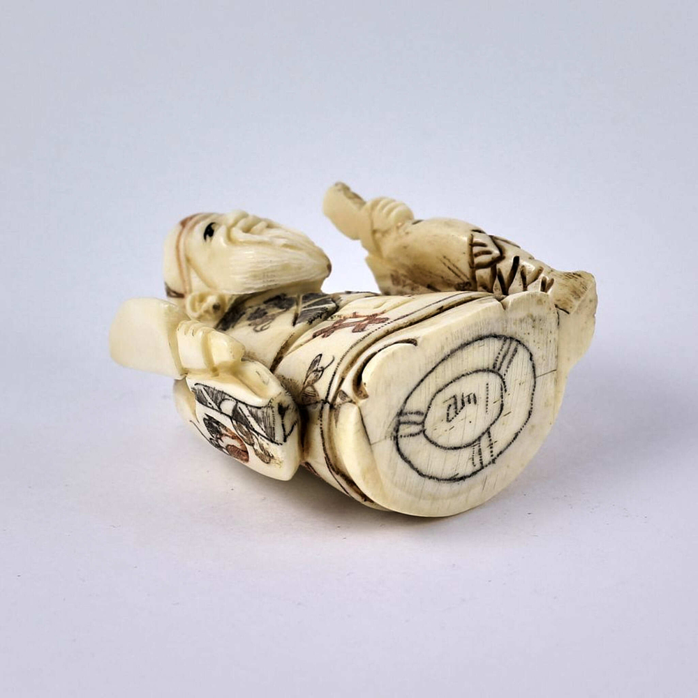 Нэцкэ Дзюродзин со священным капром и тесаком