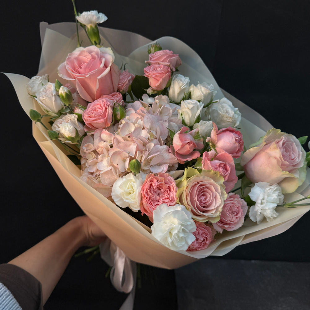 Букет из гортензии, кустовых роз и диантусов