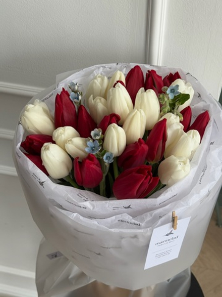 Букет из 31 белых, красных тюльпанов и незабудок - M доступен к заказу с 3.03.2026