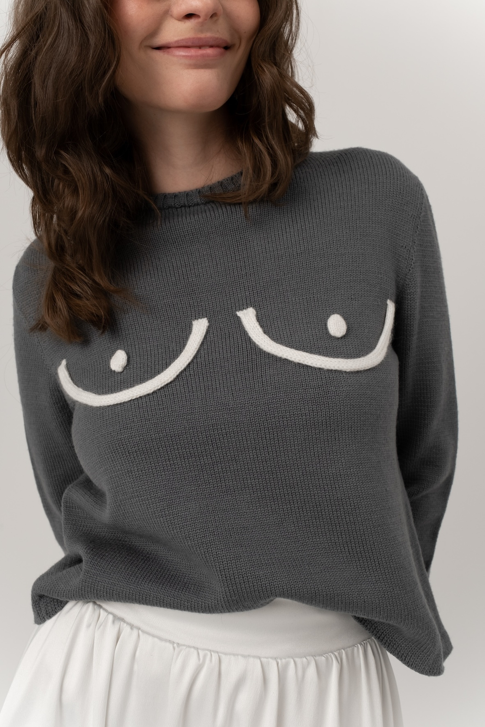 Серый свитер с титями