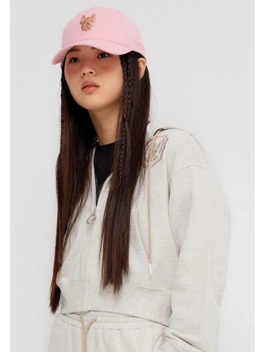 Кепка с жестким козырьком и металлическим логотипом