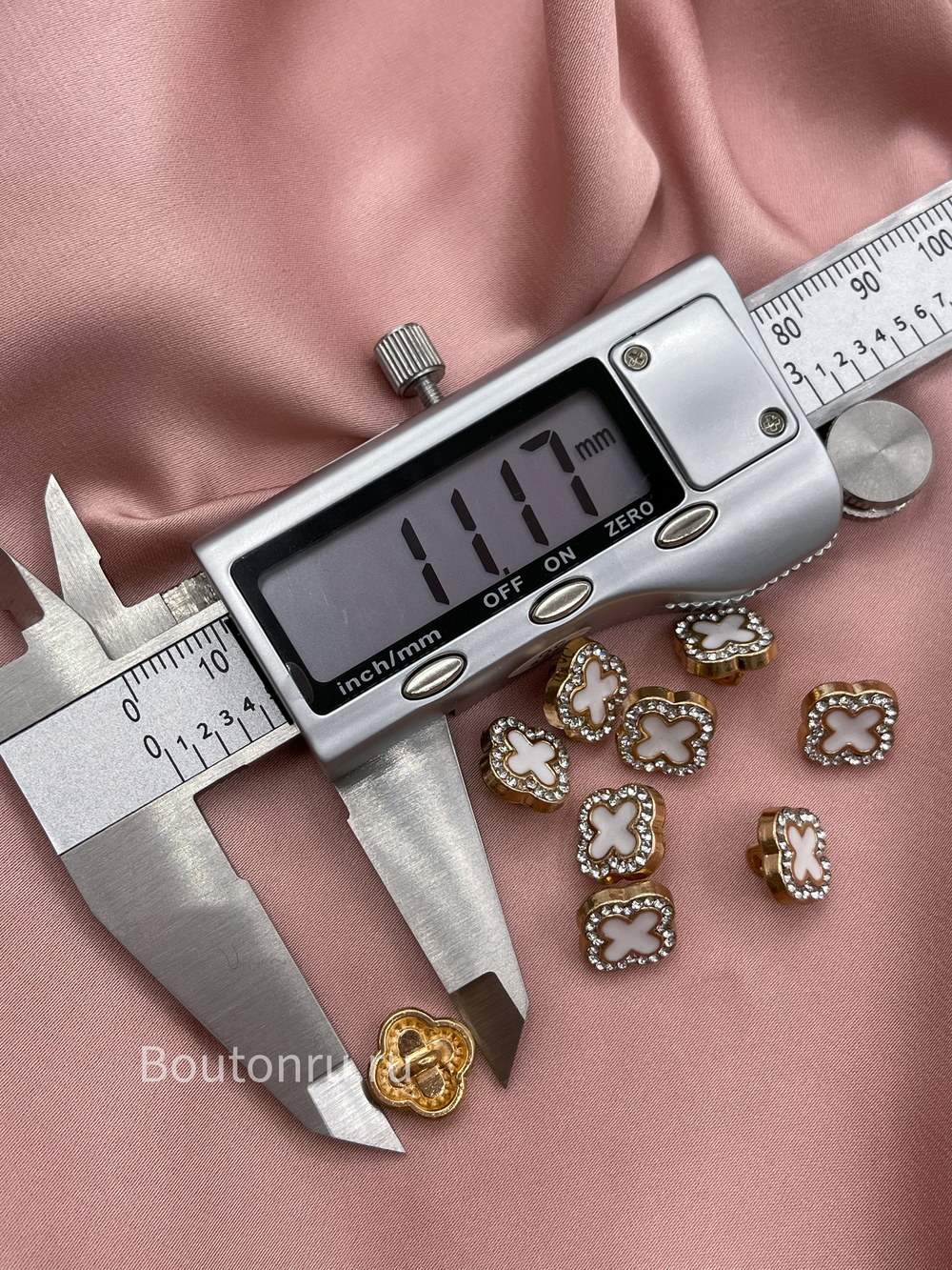 Пуговицы цветок белые золотистые со стразами в стиле ван кл