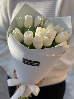 Белые тюльпаны в нежном оформлении от Флора Маркет