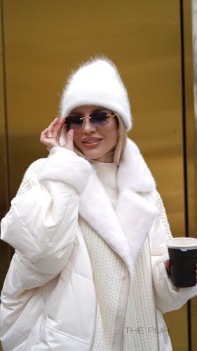 Белый пуховик с вязаными вставками и отделкой из меха