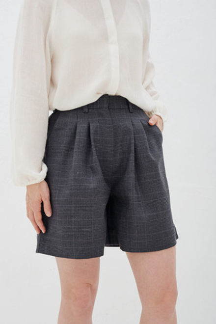 Шорты со складками серые в клетку
