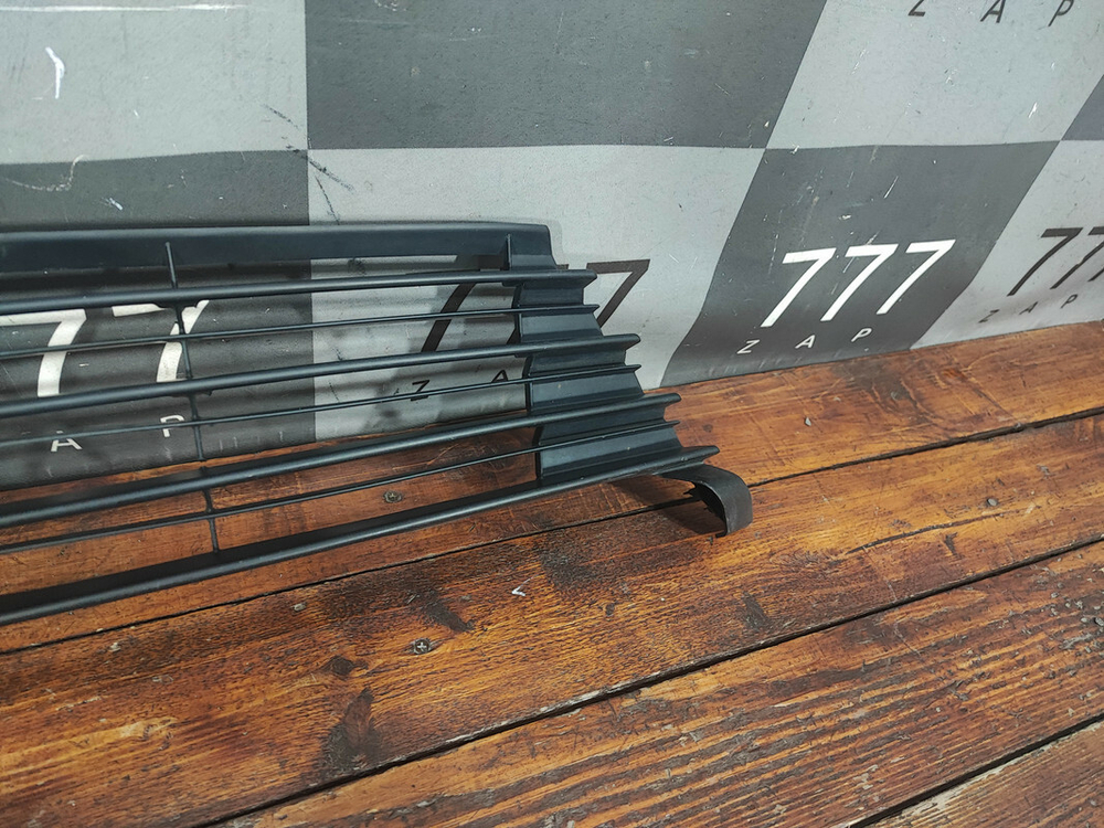 Решетка переднего бампера Toyota Corolla (E180) 15-19 Б/У Оригинал 5311202690