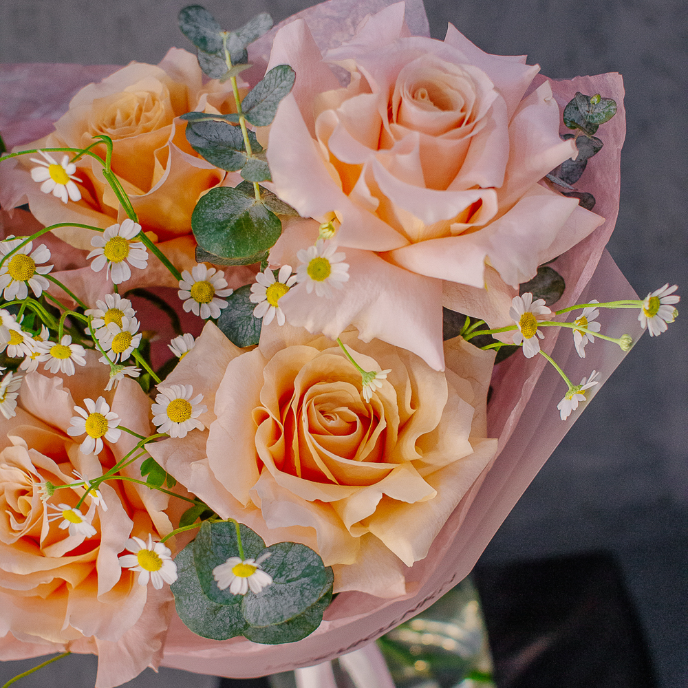 179. Нежный тёплый букет с французской розой и ромашками