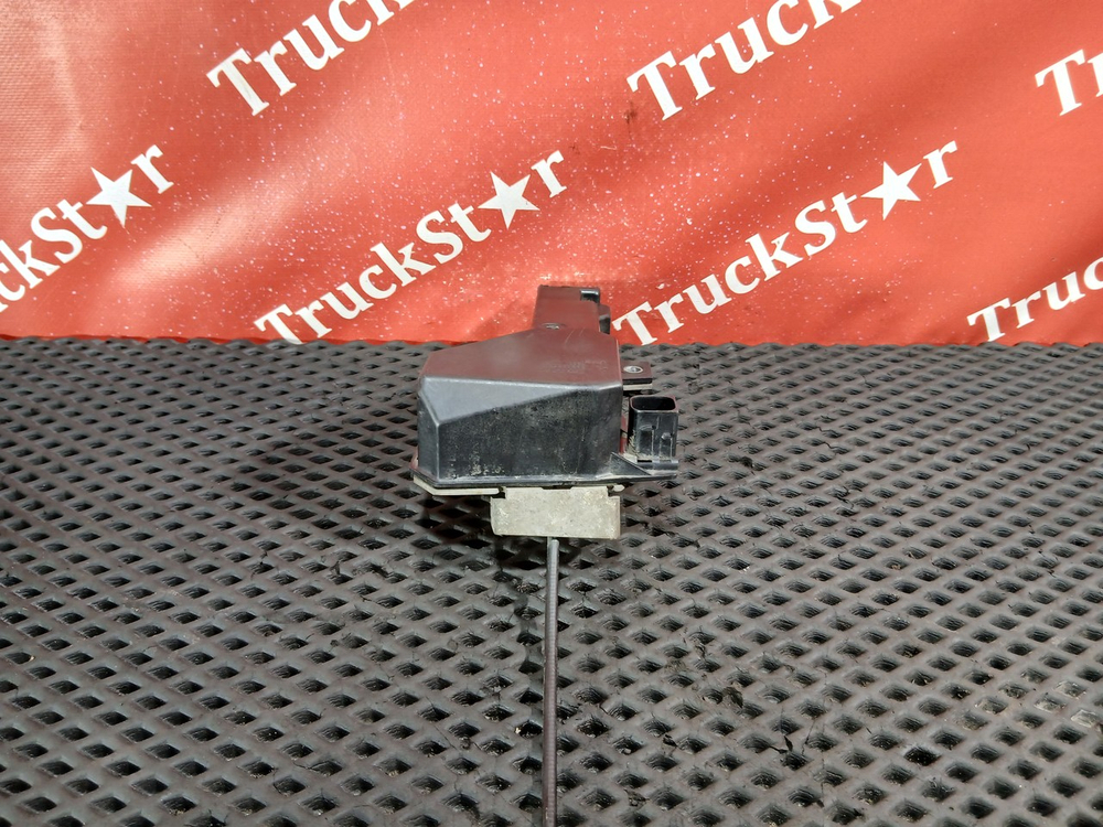 Замок капота