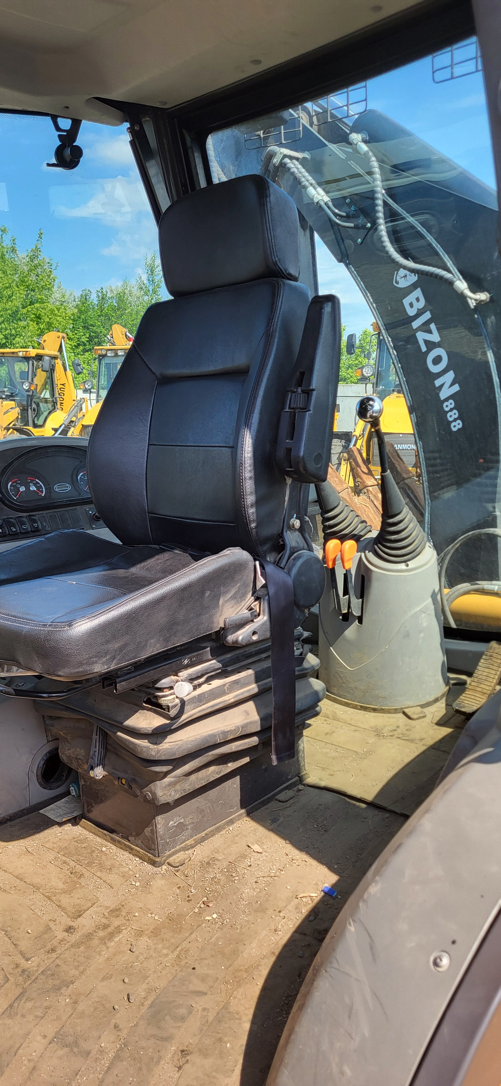 BIZON 888 Экскаватор-погрузчик 888 (Дизельный, 4,4 л, 102 л.с., АТ)