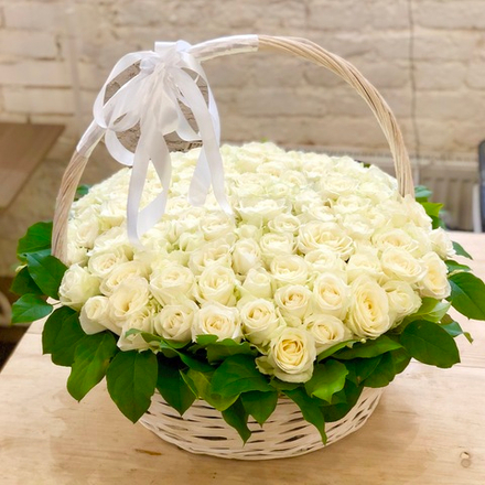 Корзина из 101 белой розы