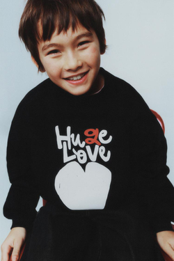 ZARA ТОЛСТОВКА С ПРИНТОМ «СЕРДЦЕ», ЧЕРНЫЙ