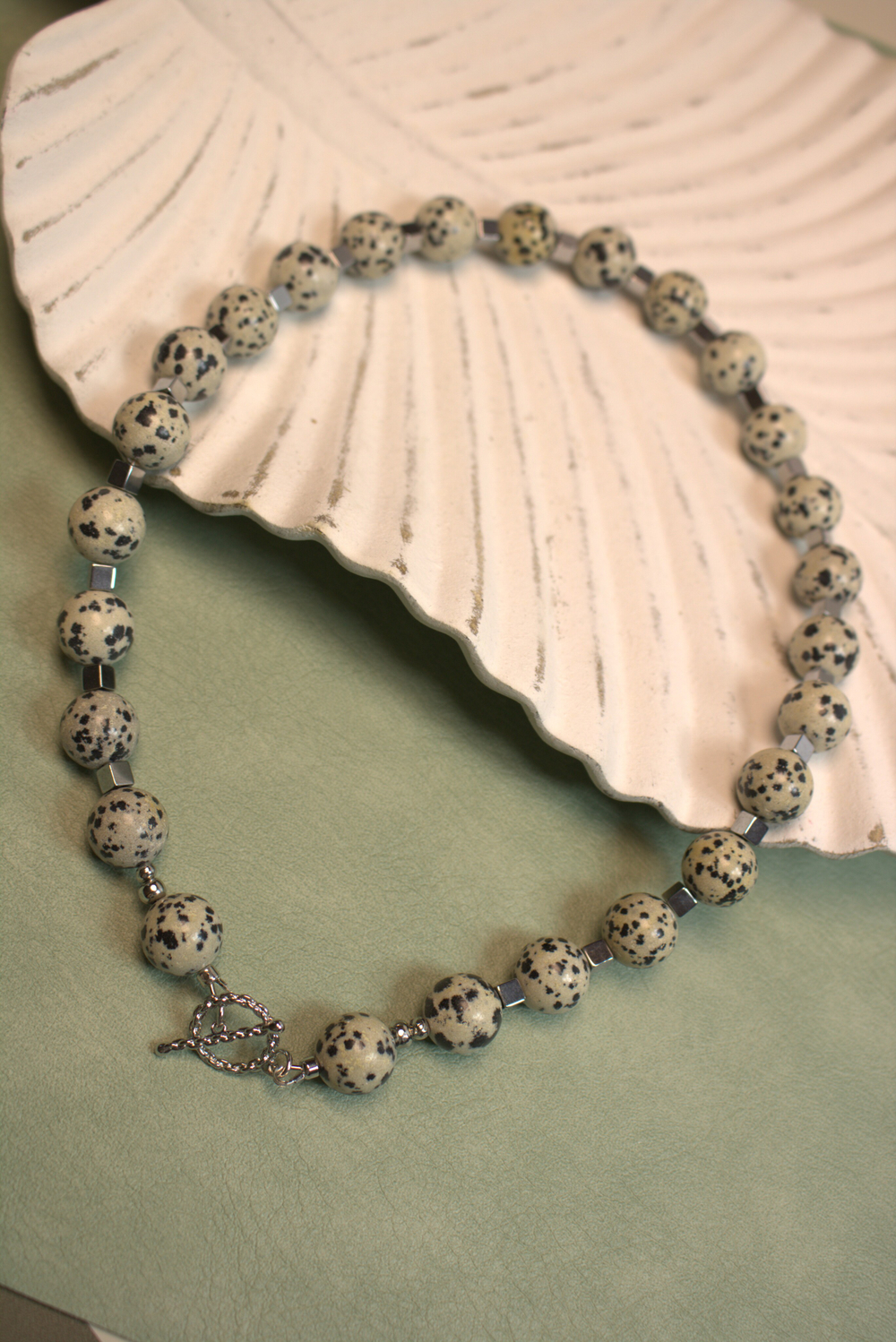 Чокер из далматиновой яшмы «Пятнистая энергия»