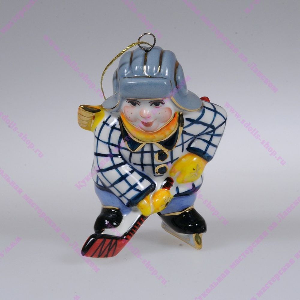 Фарфоровая ёлочная игрушка "Мальчик с клюшкой"