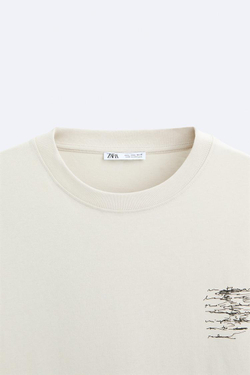 ZARA ФУТБОЛКА С НАШИВКОЙ И ПРИНТОМ, СЕРЫЙ